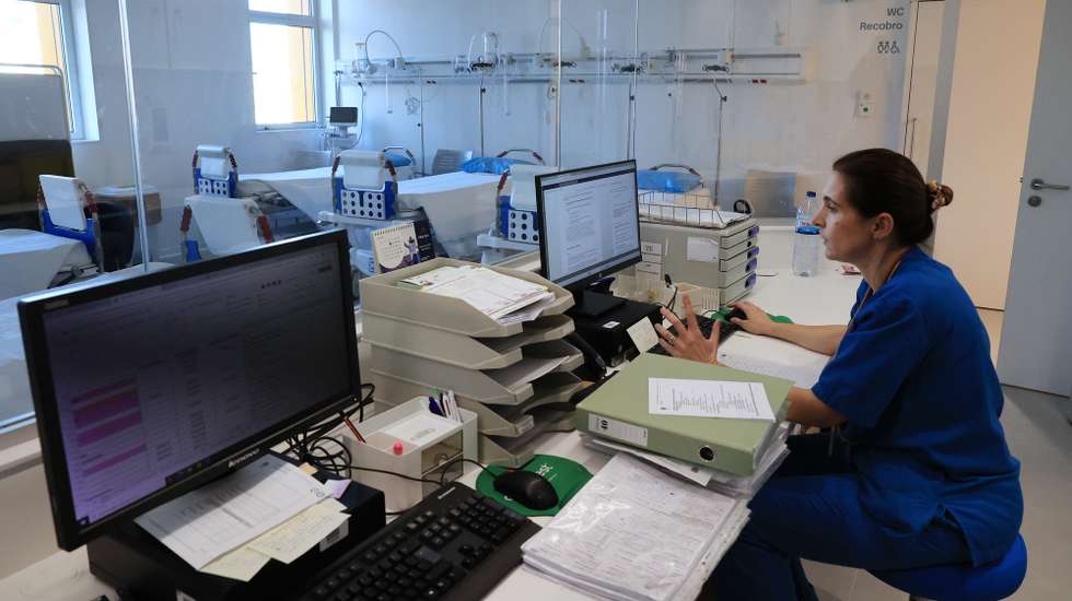 Uma profissional de saúde trabalha no Centro de Responsabilidade Integrada em Medicina de Reprodução (CRI-MR) do Hospital de São João, no Porto, 07 de janeiro de 2026. Criado em 2023, o Centro de Responsabilidade Integrada em Medicina de Reprodução do Hospital de São João, no Porto, mudou para as novas instalações no piso 5 da Ala Pediátrica há cerca de um mês. (ACOMPANHA TEXTO DA LUSA DO DIA 08 DE JANEIRO DE 2028). ESTELA SILVA/LUSA