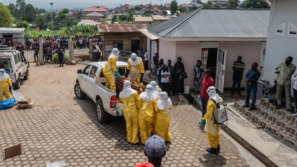 epa12987164 Health workers wearing full personal protective equipment (PPE) prepare to transport the body of an Ebola victim for a safe burial at Sofepadi Hospital in Bunia, Ituri province, Democratic Republic of the Congo, 23 May 2026. The World Health Organization (WHO) recently raised the national risk level of the virus's spread to 'very high' following a surge in cases. The outbreak, officially declared by the DRC Ministry of Health on 15 May, is driven by the Bundibugyo strain of the virus, for which there are currently no approved vaccines or specific therapeutic treatments.  EPA/STRINGER