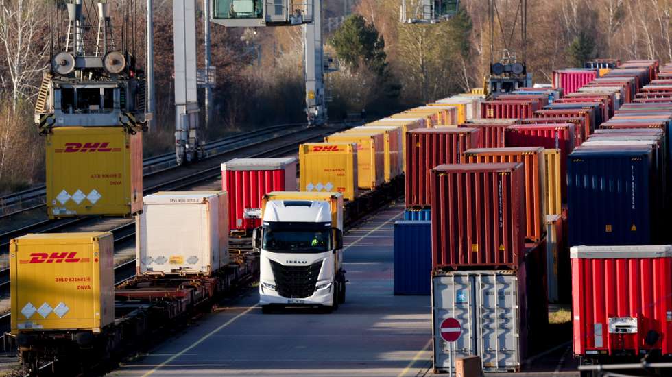 epa12878631 Containers are stacked at a transshipment terminal near Berlin, Germany, 09 April 2026. The European Parliament on 26 March 2026 voted for an EU-US trade deal, which is to include tariffs of 15 percent on imported goods from the European Union (EU) to the United States.  EPA/FILIP SINGER
