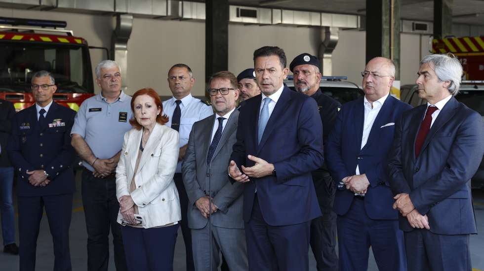 O primeiro-ministro, Luís Montenegro (4-D), acompanhado pela ministra do Ambiente e Energia, Maria da Graça Carvalho, pelo ministro da Administração Interna, Luís Neves (C-E), pelo ministro da Agricultura e Mar, José Manuel Fernandes (2-D) e pelo ministro da Defesa Nacional, Nuno Melo (D), durante a visita ao Comando Integrado de Prevenção e Operações (CIPO), no quartel dos Bombeiros Sapadores de Leiria, 28 de maio de 2026. PAULO NOVAIS/LUSA