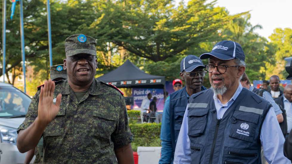 epa13005062 Tedros Adhanom Ghebreyesus (R), World Health Organization (WHO) Director-General, is greeted by Johnny Luboya Nkashama (L), the military governor of Ituri, after arriving in Bunia, Ituri, Democratic Republic of Congo, 30 May 2026. On 22 May 2026 the WHO assessed the risk of the outbreak of BVD to be very high at the national level in the Democratic Republic of the Congo,  EPA/STRINGER