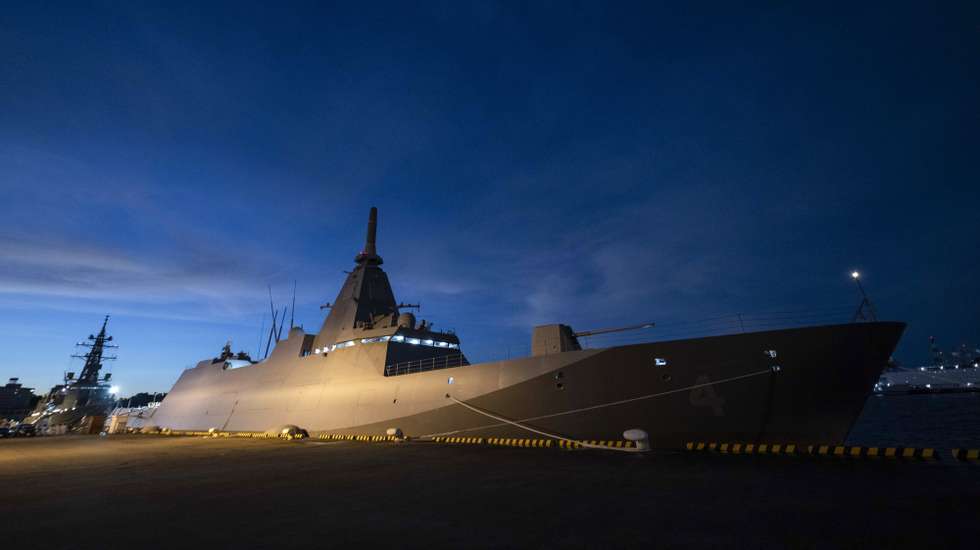 epa12354332 Japan Maritime Self-Defense Force (JMSDF) Mogami-class stealth frigate JS Mikuma is seen anchored at the JMSDF naval base in Yokosuka, Kanagawa Prefecture, Japan, 05 September 2025. Japan and Australia agreed on September 5 to further deepen defence ties, a month after Canberra announced it would upgrade its navy with 11 advanced warships built by Japanese firm Mitsubishi Heavy Industries.  EPA/YUICHI YAMAZAKI / POOL