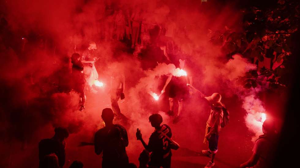 epaselect epa13005836 PSG fans react in Parc des Princes stadium in Paris, France, 30 May 2026. Paris Saint-Germain played Arsenal in the UEFA Champions League final in Hungary on 30 May.   EPA/VALENTINA CAMU