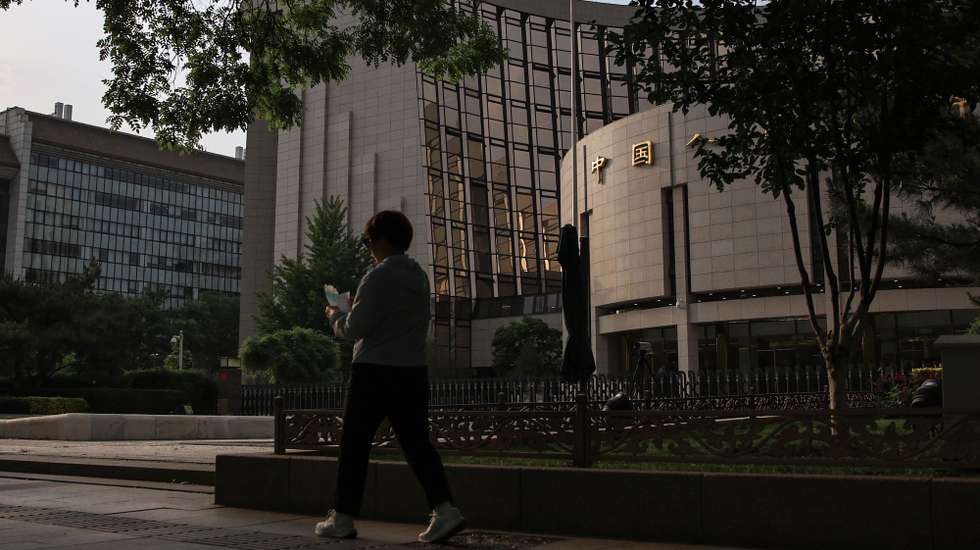 epa12080095 A pedestrian walks by the People’s Bank of China in Beijing, China, 07 May 2025. The central bank of China has announced a series of 10 measures, including interest rate cuts, to support the markets.  EPA/ANDRES MARTINEZ CASARES