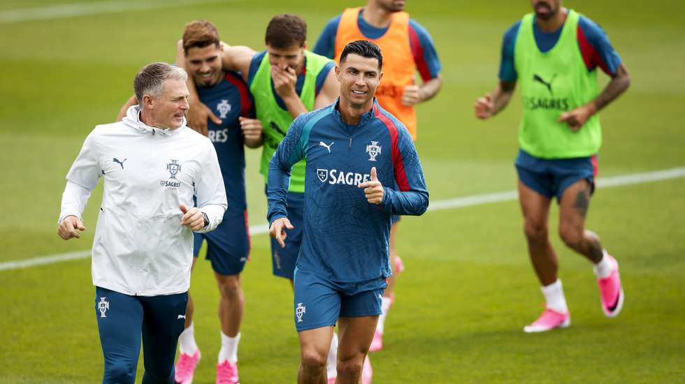 Portugal´s player Cristiano Ronaldo (C) attends a training session in preparation for the 2026 World Cup finals, at Cidade do Futebol in Oeiras, Portugal, 02 June 2026. Portugal will play two friendly matches, first on Saturday, June 6, against Chile at the National Stadium in Oeiras, and then against Nigeria on June 10 in Leiria. FILIPE AMORIM/LUSA
