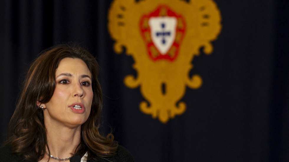 A presidente do Iniciativa Liberal (IL), Mariana Leitão, fala à imprensa no final do encontro com o Presidente da República, António José Seguro (ausente da fotografia), no âmbito das consultas de início do seu mandato com os partidos políticos com representação na Assembleia da República, no palácio de Belém, em Lisboa, 18 de março de 2026. TIAGO PETINGA/LUSA