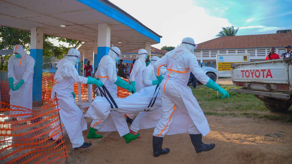 epa13014045 Medical staff wearing protective equipment handle the body of an Ebola victim in a body bag at Bunia General Hospital in Bunia, Ituri Province, Democratic Republic of the Congo, 03 June 2026. Three Ebola treatment centers are operating in Bunia with a total capacity of 80 beds, according to the World Health Organization (WHO).  EPA/DIEUDONNE DIROLE