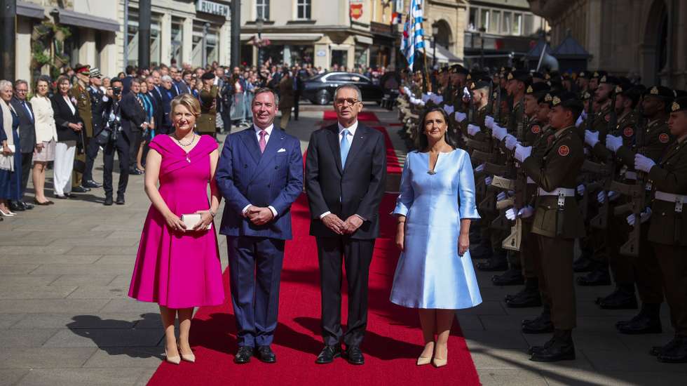 O Presidente da República, António José Seguro (2D), acompanhado pela sua mulher, Margarida Maldonado Freitas (D), é recebido pelo Grão-Duque, Guilherme V (2E) e pela grã-duquesa, Stephanie de Luxemburgo (E), na cerimónia oficial de boas-vindas no Palácio Ducal, inserido na visita oficial ao Grão-Ducado, 6 de junho de 2026.  TIAGO PETINGA/LUSA
