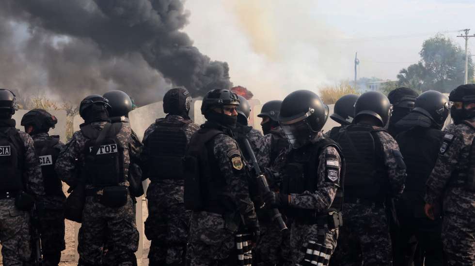 epa13020936 Members of the Bolivian police clash with protesters while clearing a roadblock in San Julian, Bolivia, 06 June 2026. At least two police officers were wounded by gunfire during an operation to clear a roadblock in the eastern region of Santa Cruz, which has been in place for 24 days due to protests by groups demanding the resignation of Bolivian President Rodrigo Paz.  EPA/JUAN CARLOS TORREJON