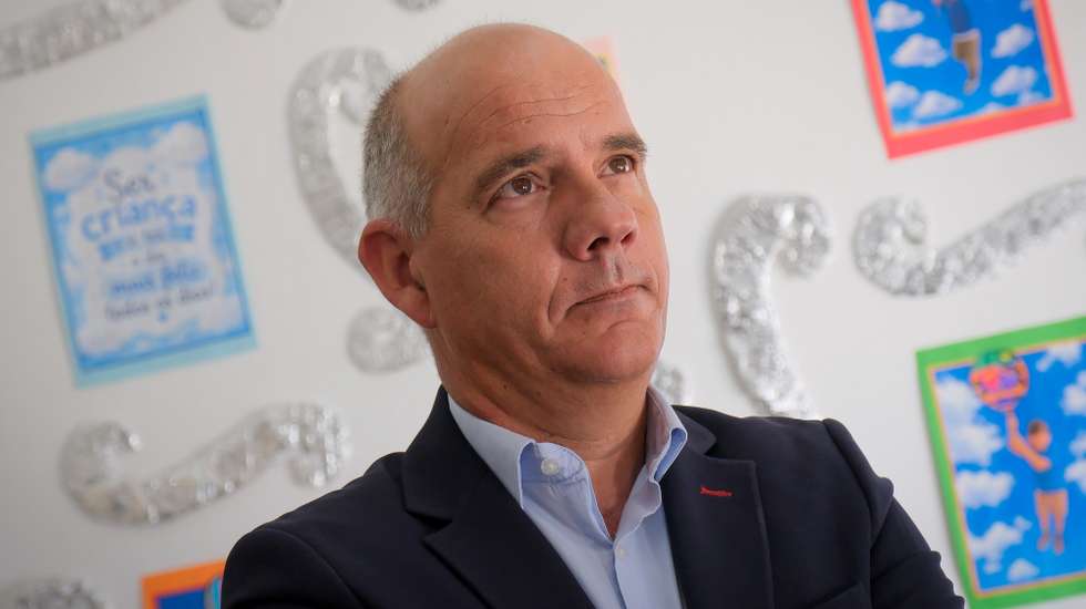 O secretário-geral do Partido Comunista Português (PCP), Paulo Raimundo, durante uma visita ao Jardim de Infância de Olhos de Água, Palmela, 11 de junho de 2026. RUI MINDERICO/LUSA