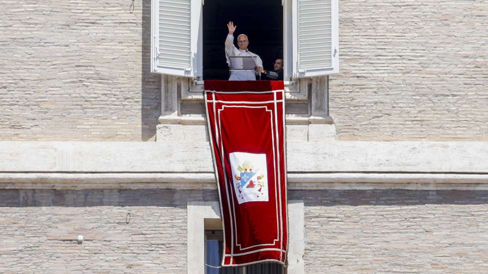 epa13036052 Pope Leo XIV leads the Angelus prayer from the window of his office overlooking Saint Peter's Square in Vatican City, 14 June 2026.  EPA/FABIO FRUSTACI
