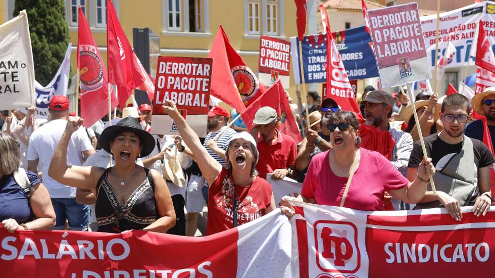 Manifestantes protestam contra o pacote laboral numa ação convocada pela CGTP-IN no dia da discussão na generalidade do Pacote Laboral na Assembleia da República, em Lisboa, 18 de junho de 2026. ANTÓNIO PEDRO SANTOS/LUSA