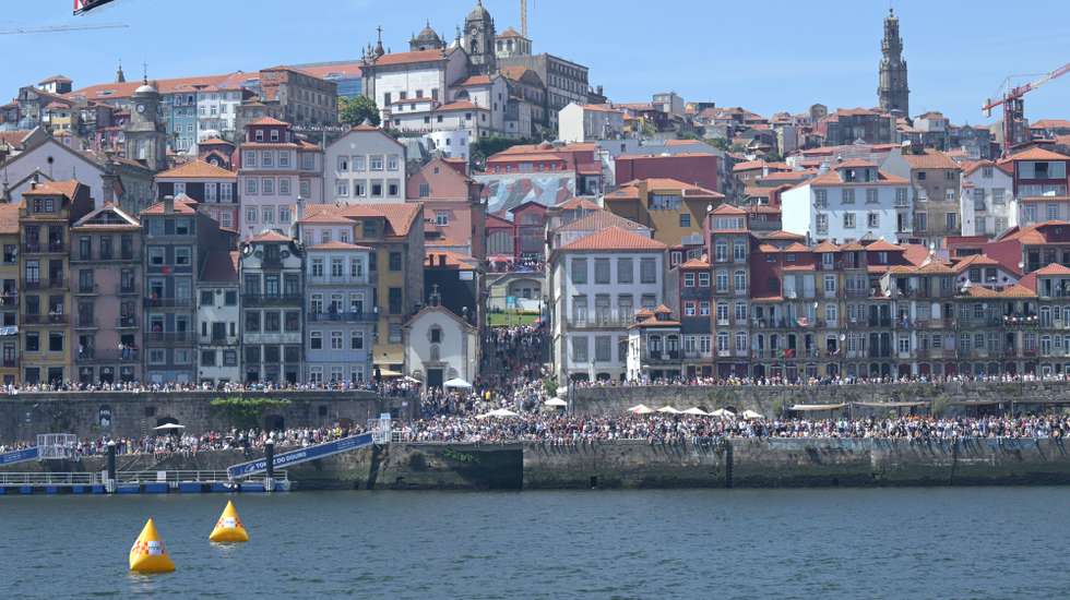 Um avião faz acrobacias durante o festival aéreo Air Invictus, que decorreu no rio Douro entre as margens do Porto e de Vila Nova de Gaia, 20 de junho de 2026. Os primeiros aviões do Air Invictus já abriram as hostilidades no Porto e em Gaia para um “bálsamo desejado” para os comerciantes, um “evento do caraças” para os turistas e um momento “seja o que Deus quiser” para as autoridades. FERNANDO VELUDO/LUSA