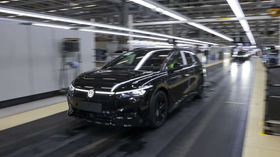 epa12774808 A VW ID.7 is seen at the Volkswagen electric car factory in Emden, Germany, 24 February 2026. The Volkswagen (VW) factory in Emden builds fully electric Volkswagen vehicles such as the ID.4 and ID.7 models as part of the company’s shift to electric mobility.  EPA/CHRISTOPHER NEUNDORF