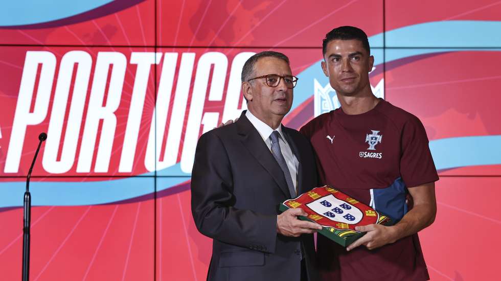 O Presidente da República, António José Seguro (E), acompanhado por Cristiano Ronaldo durante a cerimónia de despedida da Seleção Nacional de Futebol, antes do Mundial 2026 na Cidade do Futebol, Oeiras, 8 de junho de 2026.   ANTÓNIO COTRIM/LUSA