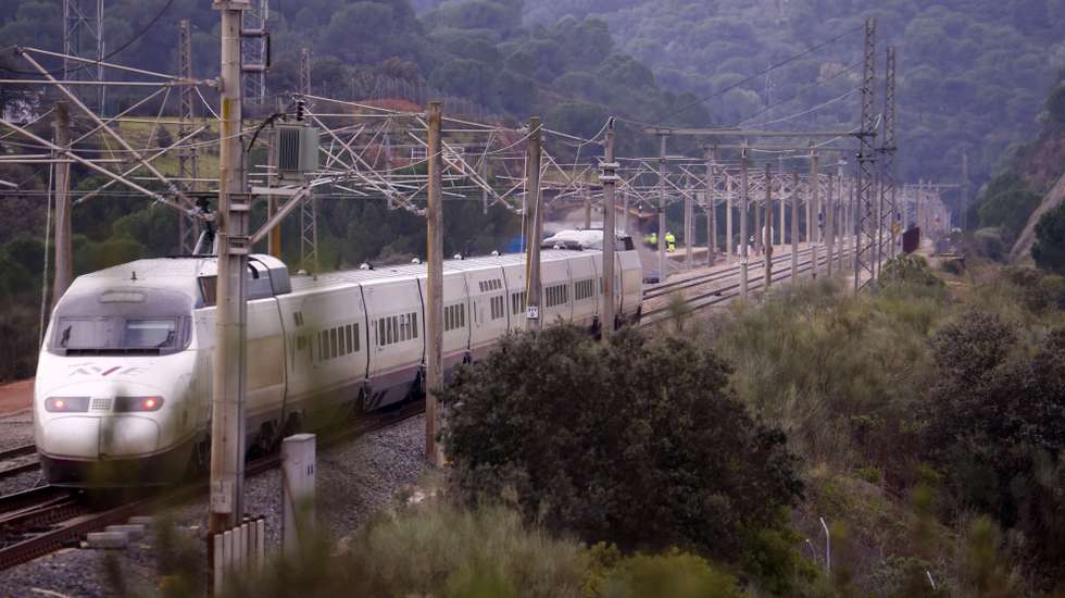 epa12749100 A high-speed AVE train is driven in the area where a train accident occurred in Adamuz, Cordoba, southern Spain, 17 February 2026. State-owned train operator Renfe resumed its high-speed service between Madrid and Andalusia on 17 February after ending track repair works following the train accident on 18 January in the village of Adamuz, in Andalusia, that caused 46 deaths.  EPA/Salas