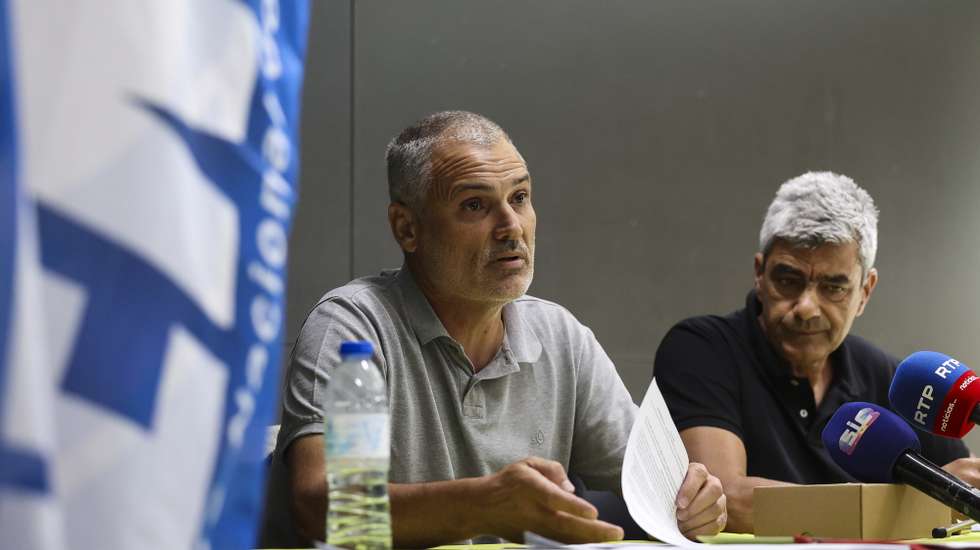 Os secretários-gerais da Federação Nacional dos Professores - FENPROF, Francisco Gonçalves (E) e José Feliciano Costa (D)  durante a conferência de imprensa para apresentar o balanço do ano letivo e denunciar os principais problemas que continuam sem resposta por parte do Ministério da Educação, Ciência e Inovação, na Escola Secundária Alves Martins, em Viseu, 30 de junho de 2026. PAULO NOVAIS/LUSA,
