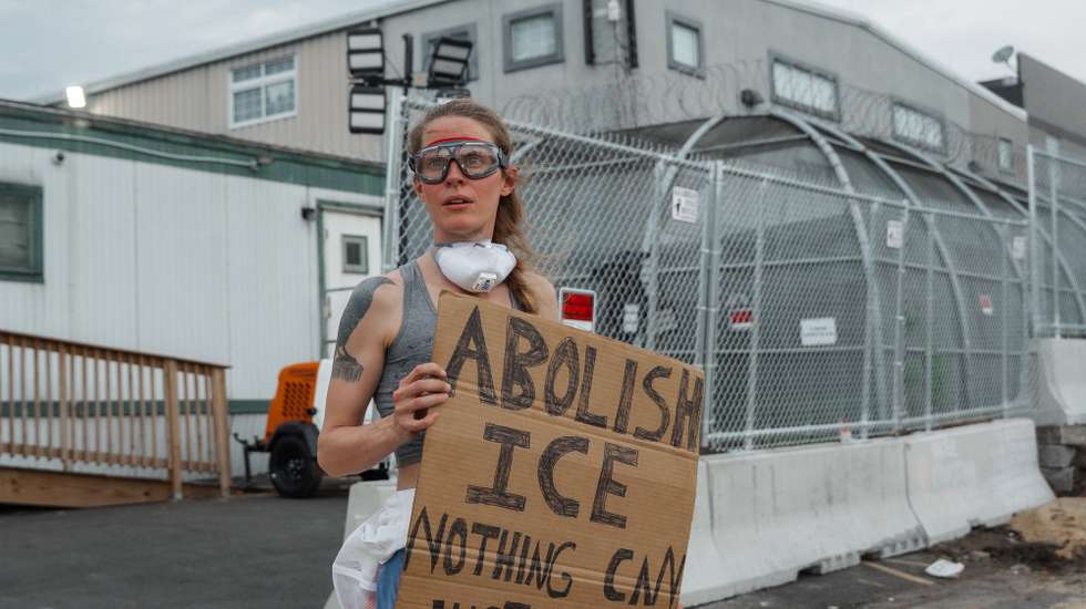 epa13021331 An anti-ICE protester holds a sign reading 'Abolish ICE' outside the Delaney Hall Detention Facility, in Newark, New Jersey, USA, 06 June 2026. About 300 detainees at the Delaney Hall immigration facility began a hunger strike on 22 May to protest conditions at the center.  EPA/OLGA FEDOROVA