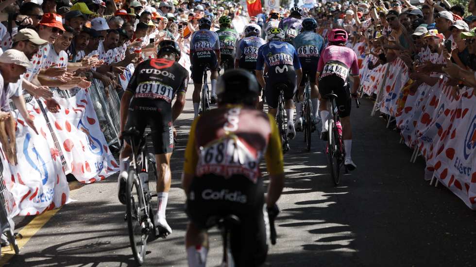 epa13089228 Riders in action during the 2nd stage of the Tour de France cyling tour, a 168.5 km race from Tarragone to Barcelona, Spain, 05 July 2026.  EPA/YOAN VALAT