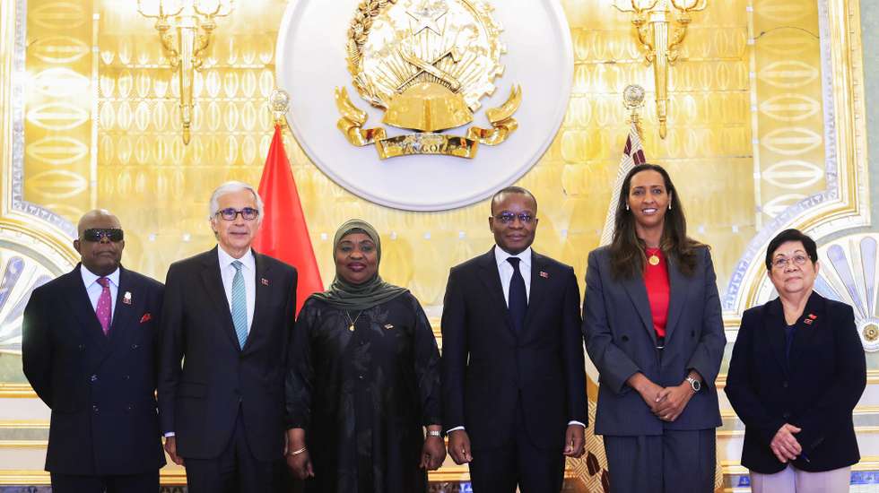 O presidente da Assembleia da República portuguesa, José Pedro Aguiar-Branco (2-E), presidente da Assembleia Parlamentar da CPLP, Margarida Talapa (3-E), presidente da Assembleia Nacional de Angola é Adão Francisco Correia de Almeida (3-D), presidente da Assembleia Nacional de Cabo Verde, Janira Hopffer Almada (2-D) e a presidente do Parlamento Nacional de Timor-Leste, Maria Fernanda Lay (D), durante o encerramanto da 15.ª sessão intercalar da Assembleia Parlamentar da Comunidade dos Países de Língua Portuguesa (AP-CPLP), Luanda, Angola, 24 de julho de 2026. A ordem de trabalhos, que se estendem até sexta-feira, inclui reuniões das comissões especializadas, da Rede de Mulheres Parlamentares e dos presidentes dos grupos nacionais, além da apreciação de propostas destinadas a reforçar a fiscalização parlamentar, a boa governação e o desenvolvimento sustentável. AMPE ROGÉRIO/LUSA
