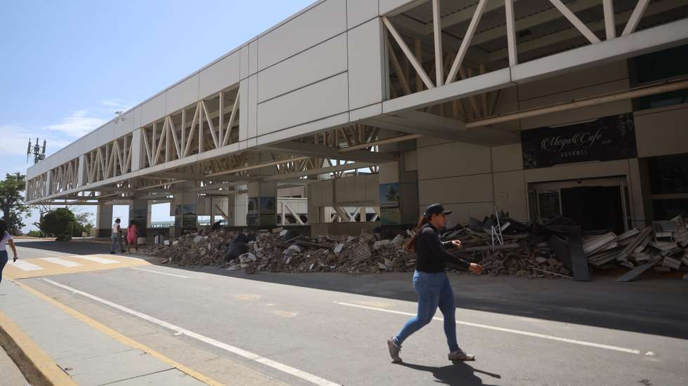 epa13079237 The exterior of Maiquetia International Airport shows damage from last week's two earthquakes measuring 7.2 and 7.5 magnitude; in La Guaira, Venezuela, 01 July 2026.  EPA/MIGUEL GUTIERREZ
