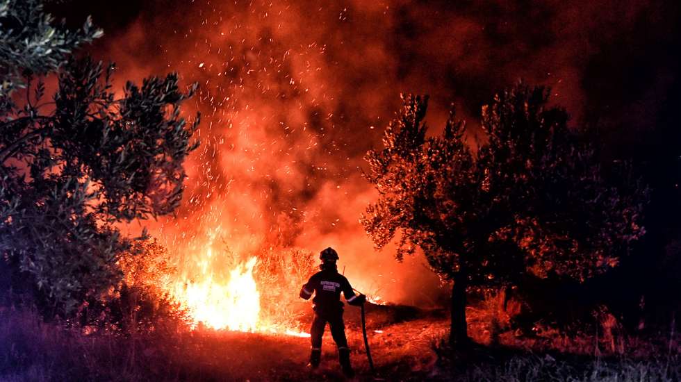 epa13145106 A firefighter battles a wildfire in Alamano, Corinth, in the Peloponnese, Greece, 31 July 2026 (issued 01 August 2026). The fire was contained by ground crews from the Fire Service and volunteer teams from the Municipality of Corinth. According to reports, the fire was burning in a ravine away from residential areas.  EPA/PSOMAS VASILIS