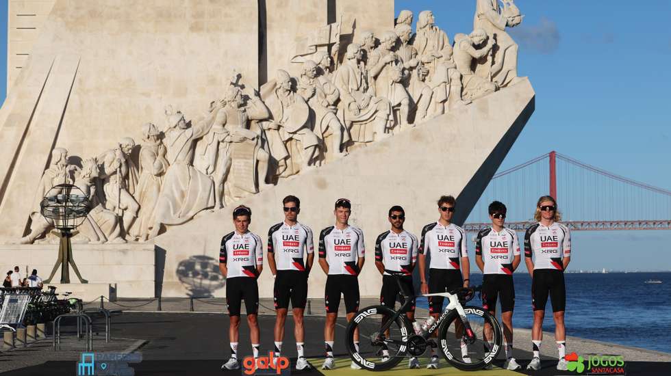 A equipa líder do ranking mundial de ciclismo de estrada, UAE Team Emirates - XRG durante a cerimónia de apresentação das equipas para a 87.ª edição da Volta a Portugal em Bicicleta, em Lisboa, 04 de agosto de 2026. A prova começa amanhã na capital com um prólogo e termina no Porto a 16 de agosto. NUNO VEIGA/LUSA