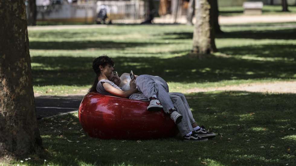 Estudantes aproveitam a sombra no Jardim Público de Évora, numa altura em que já se registava temperatura acima dos 35 graus centígrados, Évora, 27 de maio de 2026. O IPMA prevê continuação de temperaturas elevadas para os próximos dias para várias regiões do país com perigo de incêndio muito elevado. NUNO VEIGA/LUSA