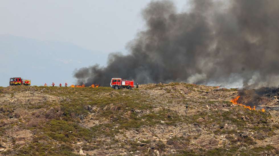 Bombeiros combatem o incêndio que consome mato, junto à povoação de Cando, na Serra da Freita, Arouca, 18 de agosto de 2026. PAULO NOVAIS/LUSA