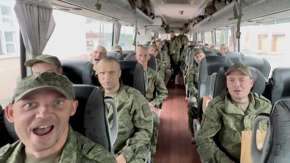 epa13178641 A still image taken from a handout video made available by the Russian Defence Ministry press service shows Russian prisoners of war (POWs) sitting on a bus following a prisoner swap at an undisclosed location in Belarus, 19 August 2026. According to Russia's Defense Ministry, Ukraine returned 103 Russian service members in the latest swap, which also saw 103 Ukrainian prisoners released.  EPA/RUSSIAN DEFENCE MINISTRY PRESS SERVICE HANDOUT   HANDOUT EDITORIAL USE ONLY/NO SALES