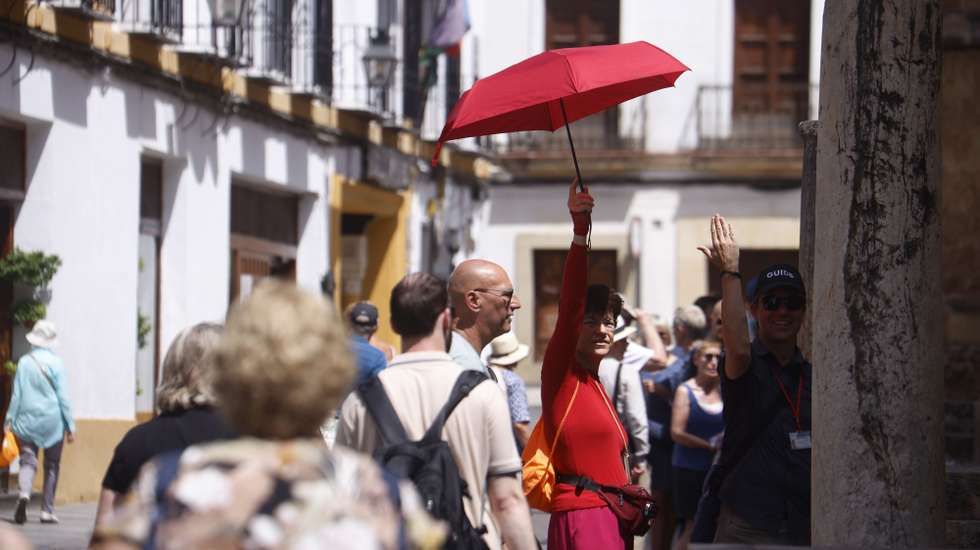 epa13046443 Tourists walk on a hot day in Cordoba, Spain, 18 June 2026.Spain's meteorological agency, AEMET, has issued a warning of an expected increase in temperatures, which could exceed 40 degrees Celsius as Spain faces what could be its first heatwave of 2026, which is set to coincide with the start of summer on 21 June.  EPA/SALAS