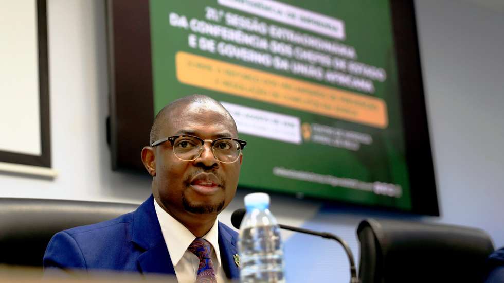 O embaixador de Angola na Etiópia e representante permanente junto da União Africana (UA) e da Comissão Económica das Nações Unidas para África (UNECA), Miguel César Bembe, preside à conferência de imprensa que antecede a reunião da XXI da Conferência Extraordinária de Chefes de Estado e de Governo da UA sobre o reforço dos Mecanismos de Prevenção e Resolução de Conflitos em África, realizada no centro de Imprensa Aníbal de Melo, em Luanda, Angola, 26 de agosto de 2026. AMPE ROGÉRIO/LUSA