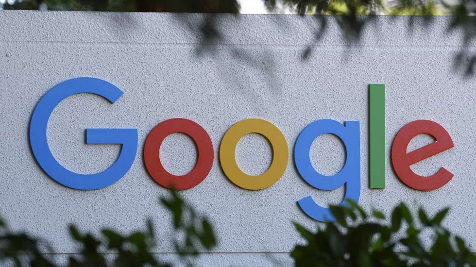 epa13129295 A Google logo signage is on display at the company's headquarters in Mountain View, California, USA, 23 July 2026. The European Commission fined Google a total of 890 million euros for breaching the Digital Markets Act by favoring its own services in Google Search and restricting app developers from directing users to alternative purchase channels outside Google Play.  EPA/GODOFREDO A. VASQUEZ