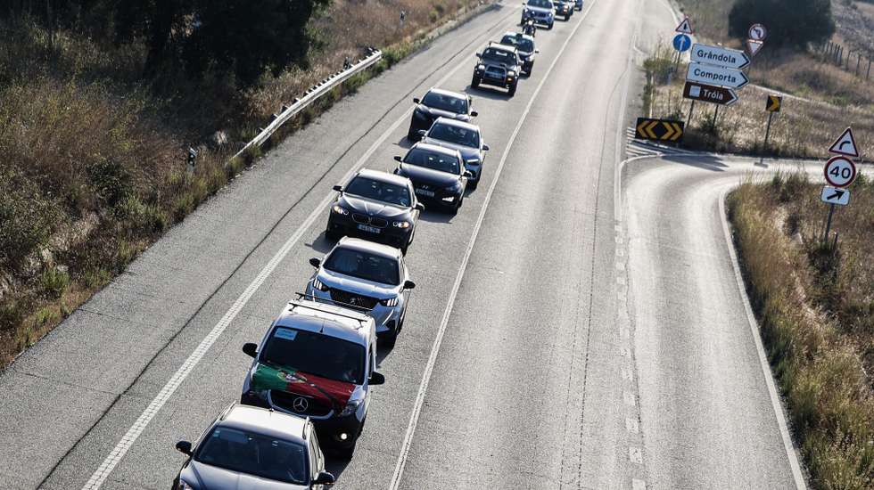 Uma fila de automóveis participa numa marcha lenta contra o aumento dos combustíveis, no IC33 entre Grândola e Sines, organizada por um grupo de cidadãos, Grândola, 07 de agosto de 2026. NUNO VEIGA/LUSA