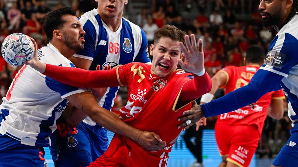 epa13226176 Stefan Dodic (C) of Veszprem in action against Leonel Fernandes (L), Ricardo Brandao (2-L) and Gilberto Duarte of Porto during the EHF Champions League match between One Veszprem HC and FC Porto in One Veszprem Arena, Veszprem, Hungary, 09 September 2026.  EPA/Tamas Vasvari HUNGARY OUT