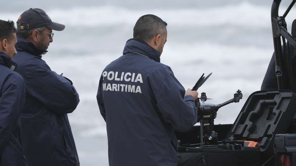 Agentes da Polícia Marítima participam nos trabalhos de resgate da embarcação de pesca que virou ao largo das praias de São Pedro do Moel e de Vieira, causando a morte a três pessoas e sete estão desaparecidas, na praia do Samouco, Marinha Grande, 03 de julho de 2024. Oito pessoas foram resgatadas e transportadas para o Porto da Figueira da Foz. CARLOS BARROSO/LUSA