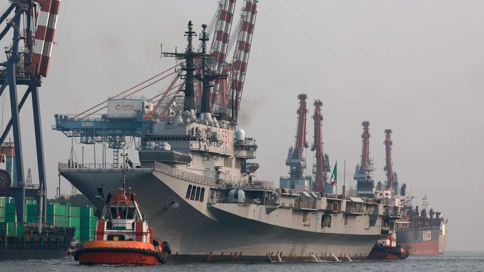 epa13247076 Italian Navy aircraft carrier ITS Giuseppe Garibaldi arrives at Tanjung Priok port in Jakarta, Indonesia, 18 September 2026. The through-deck aviation cruiser class ITS Giuseppe Garibaldi will be Indonesia’s first aircraft carrier.  EPA/MAST IRHAM