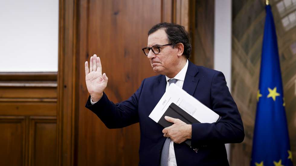 O ministro da Economia e Coesão Territorial, Manuel Castro Almeida, à chegada para a sua audição perante a Comissão de Economia e Coesão Territorial, na Assembleia da República, em Lisboa, 23 de setembro de 2026. FILIPE AMORIM/LUSA