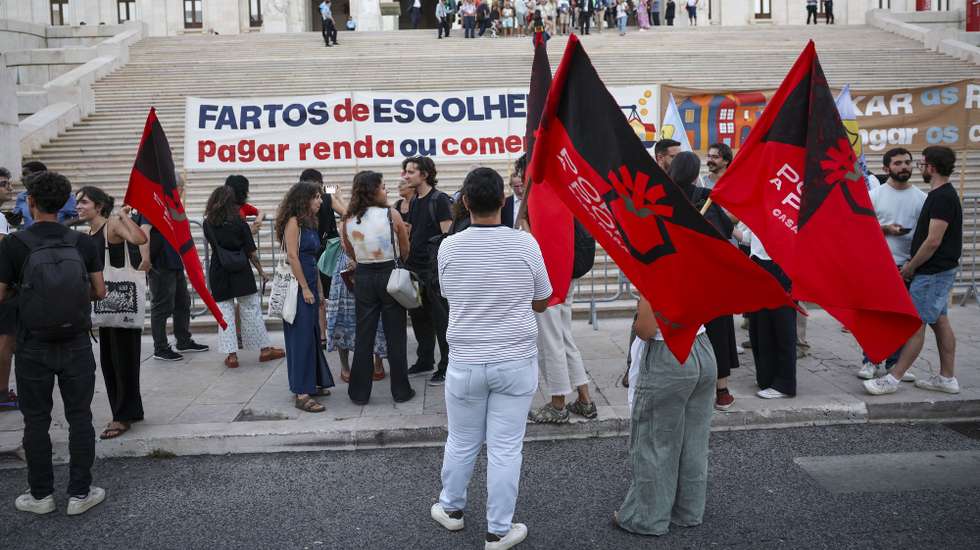 Vigília contra as novas leis dos despejos e a subida das rendas organizada pela plataforma Casa Para Viver em frente à Assembleia da República, Lisboa, 24 de setembro de 2026.  CARLOS M. ALMEIDA/LUSA