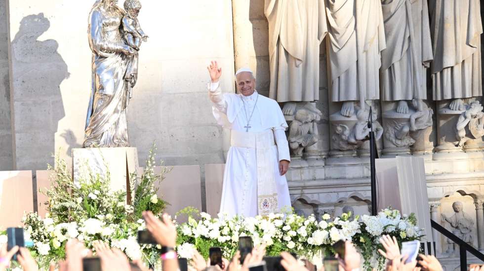 epa13263210 Pope Leo XIV leads the Hail Holy Queen prayer outside Notre-Dame Cathedral in Paris, France, 25 September 2026, on the first day of his apostolic journey to the country. Pope Leo XIV is on a visit to France from 25 to 28 September.  EPA/MAURIZIO BRAMBATTI