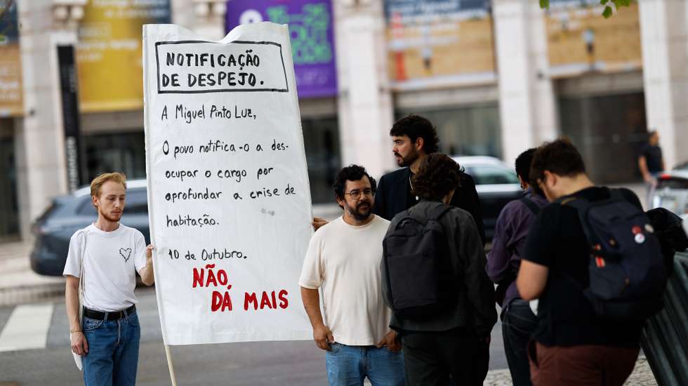 Manifestantes participam no protesto “com uma ordem de despejo enorme para 'despejar o ministro'" Miguel Pinto Luz, “criticar as escolhas políticas” para a área da habitação e para alertar para as manifestações com o lema “Não Dá Mais Pra Viver Assim”, agendadas para dia 10 de outubro, promovido pela plataforma "Não dá mais", junto ao Ministério das Infraestruturas e Habitação, em Lisboa, 30 de setembro de 2026. O protesto dá-se no dia em que a proposta de lei que concede autorização legislativa ao Governo para alterar o regime do arrendamento urbano é discutida e votada na generalidade no Parlamento. FILIPE AMORIM/LUSA