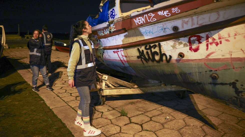 Joana, um elemento da Comunidade Vida e Paz, durante uma ação de solidariedade junto de pessoas sem-abrigo, em Lisboa, 15 de janeiro de 2024. Entre a Gare do Oriente e a estação do Cais de Sodré, passando pelo Rossio, as tendas e pequenos abrigos feitos de cartão aglomeram-se, com imigrantes a ultrapassar o número de portugueses a viver nas ruas, e com todos os que a Lusa abordou sem documentos, embora alguns já tivessem deixado para trás um trabalho no Alentejo. (ACOMPANHA TEXTO DA LUSA DE 17-01-2024)  ANTÓNIO COTRIM/LUSA