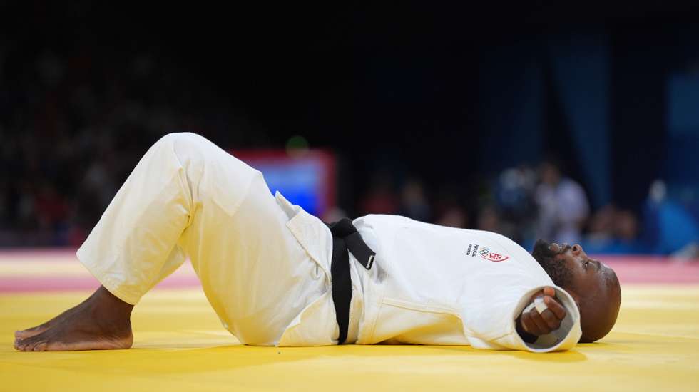 O judoca português Jorge Fonseca reage após ser eliminado no combate frente ao judoca sul-coreano Kim Jisu (ausente da fotografia) na segunda ronda do torneio de Judo a contar para os Jogos Olímpicos de Paris, que decorrem na cidade entre 29 de julho e 11 de agosto, em Paris, França, 01 de agosto de 2024. HUGO DELGADO/LUSA