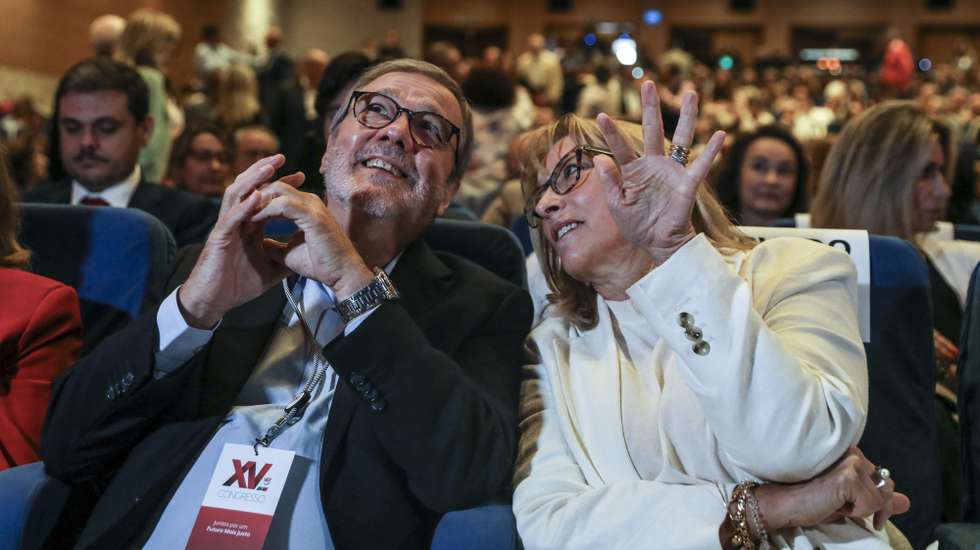 A ministra do Trabalho, Solidariedade e Segurança Social, Maria do Rosário Palma Ramalho, (D) conversa com o Secretário - Geral da UGT, Mário Mourão (E) na abertura do XV congresso da União Geral dos Trabalhadores (UGT) sob o lema "Juntos por um Futuro mais Justo", Figueira da Foz, 10 de outubro de 2026. PAULO CUNHA/LUSA