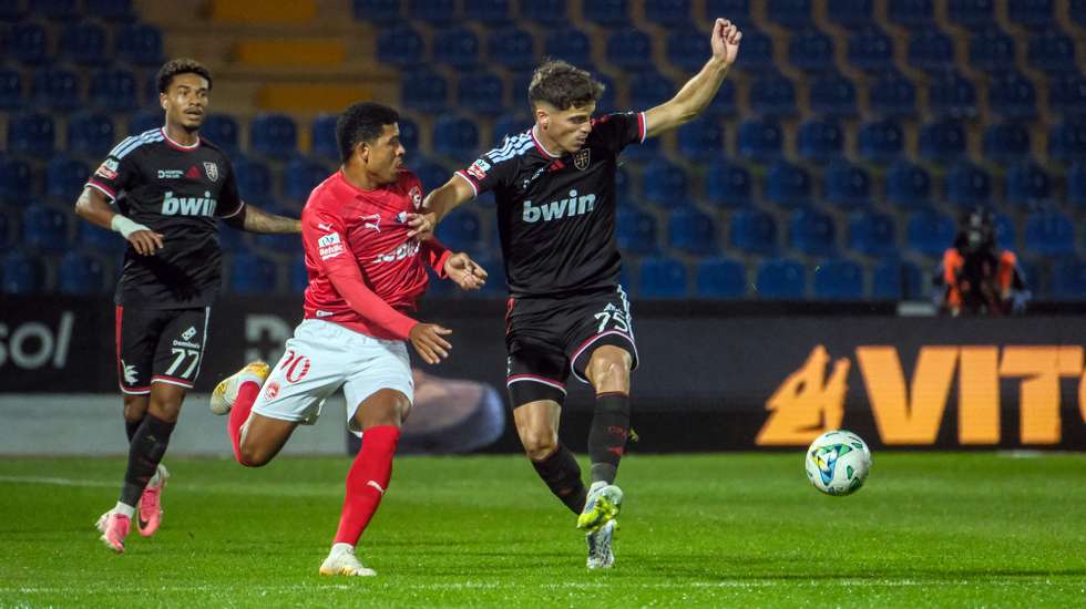 O jogador do Casa Pia, Pedro Rosas (D), disputa a bola com o jogador do Santa Clara, Tiago Ribeiro (C), durante o jogo da Primeira Liga de futebol, realizado no Estádio Municipal de Rio Maior, 10 de outubro de 2026. CARLOS BARROSO/LUSA