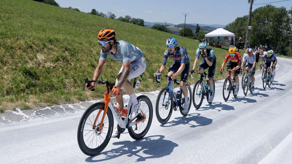 epa13126352 Italian cyclist Filippo Ganna (L) of Netcompany Ineos Cycling Team, Belgian cyclist Louis Vervaeke (2-L) of Soudal Quick-Step, German cyclist Phil Bauhaus (3-L) of Bahrain Victorious, Norwegian cyclist Jonas Abrahamsen (4-L) of Uno-X Mobility, and British cyclist Tom Pidcock (5-L) of Pinarello-Q36.5 Pro Cycling Team in action during Stage 17 of the Tour de France, a 174.7 km route from Chambery to Voiron, France, 22 July 2026.  EPA/GUILLAUME HORCAJUELO