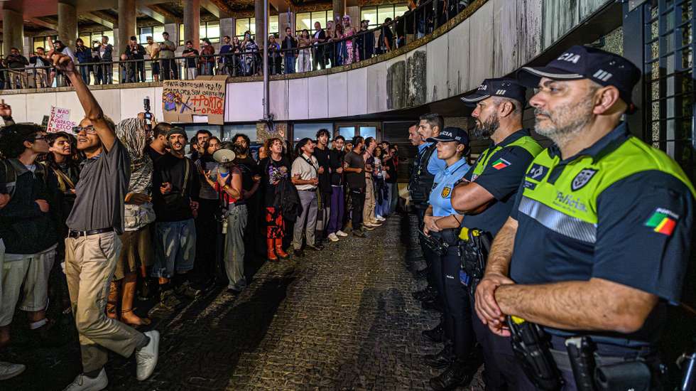 Os manifestantes que protestam contra os preços na habitação voltaram a montar tendas de campismo na praça de D. João I, Porto, 14 de outubro de 2026. Os manifestantes reunidos pela habitação, na Praça D. João I desde sábado, fazem-no “não como uma escolha de lazer, ou de campismo, mas como ato de desespero político”. PEDRO GRANADEIRO/LUSA