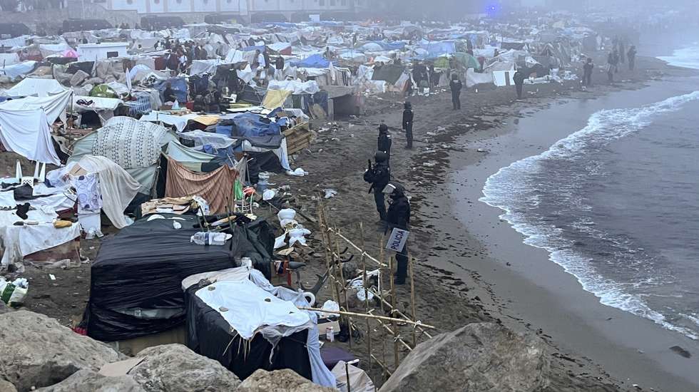 epa13280200 National Police officers remove an immigrant camp from Trampolin's beach in Ceuta, Spain, 04 October 2026. Spain is dealing with a massive migration crisis in the autonomous region of Ceuta after thousands of people crossed into the North African enclave from Morocco in late July 2026.  EPA/REDUAN