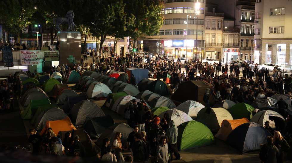 Largas centenas de pessoas concentram-se em defesa do direito à habitação numa acampada na praça D. João I, no Porto,17 de outubro de 2026. RITA FRANÇA/LUSA