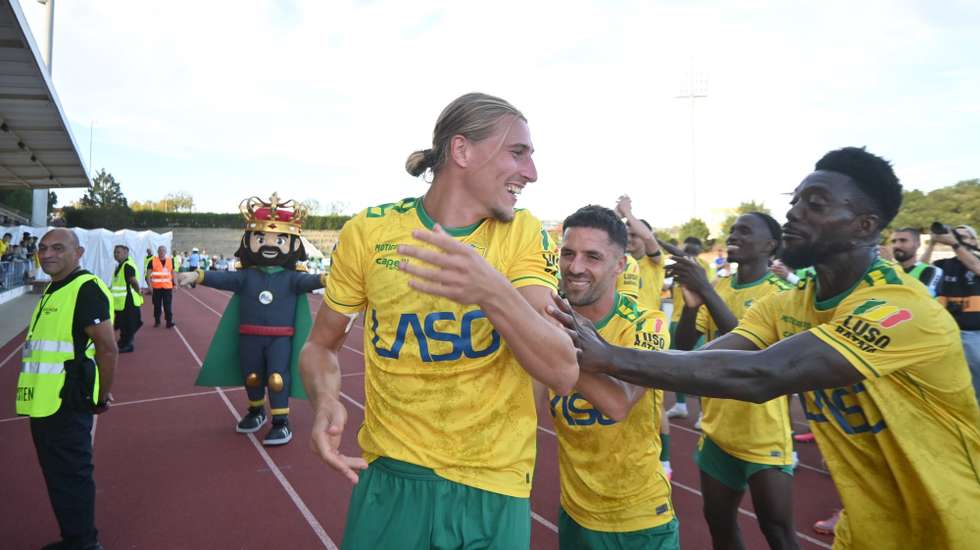Os jogadores do Mafra festejam a passagem da 3ª eliminatória da Taça de Portugal após derrotarem o Santa Clara npo jogo disputado no Estádio do Parque Desportivo Municipal Mafra Manuel Marques, Mafra, 18 de outubro de de 2026. CARLOS BARROSO/LUSA
